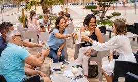 Apéritif au restaurant du camping Les Sables du Midi