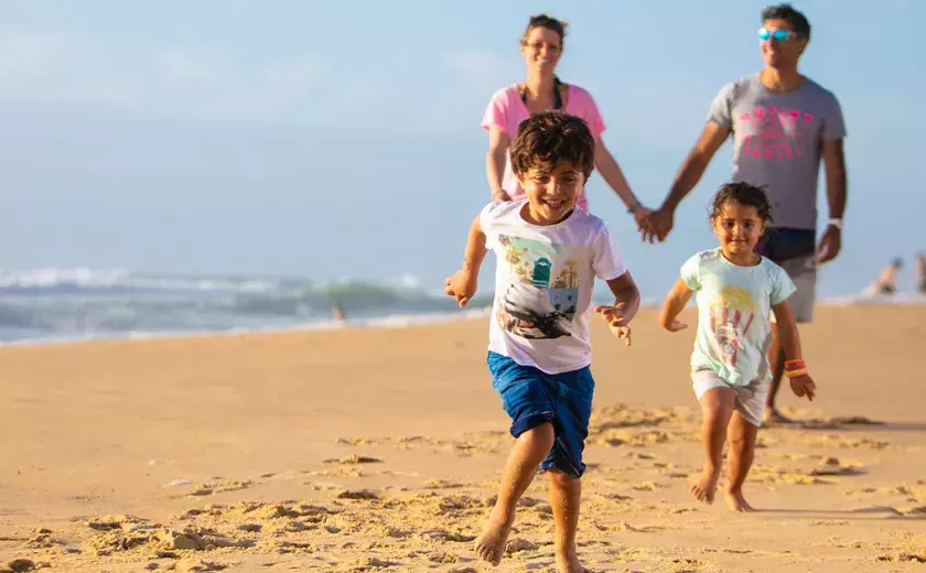 Famille sur la plage proche du camping Les Oyats